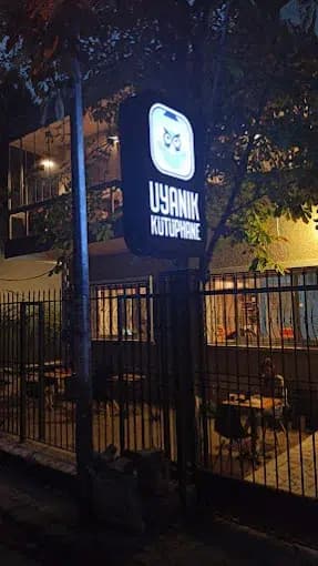 Uyanık Kütüphane İzmir Bornova şubesi